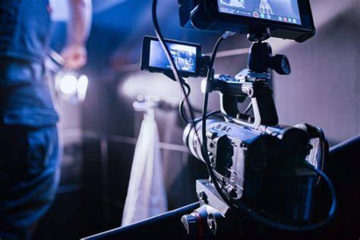 5 ways celebrities keep themselves entertained when they’re on set