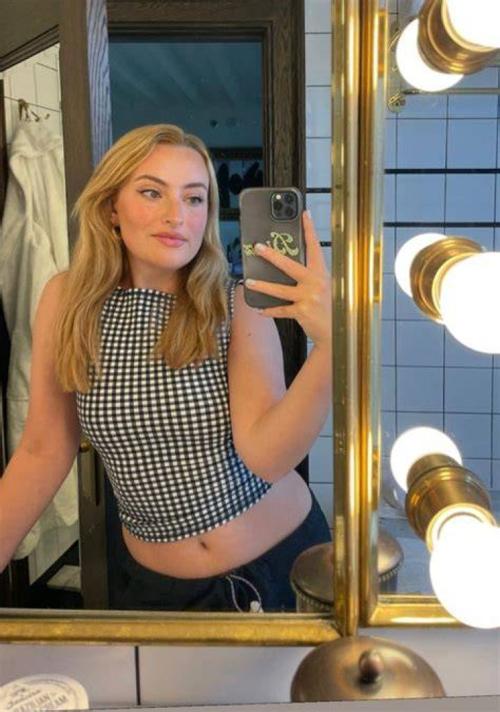 Amelia Dimoldenberg Biography: Age, Net Worth, Boyfriend Aitch, Son, Instagram, Interview, Drake, Ex-Partner, Height, Wikipedia
