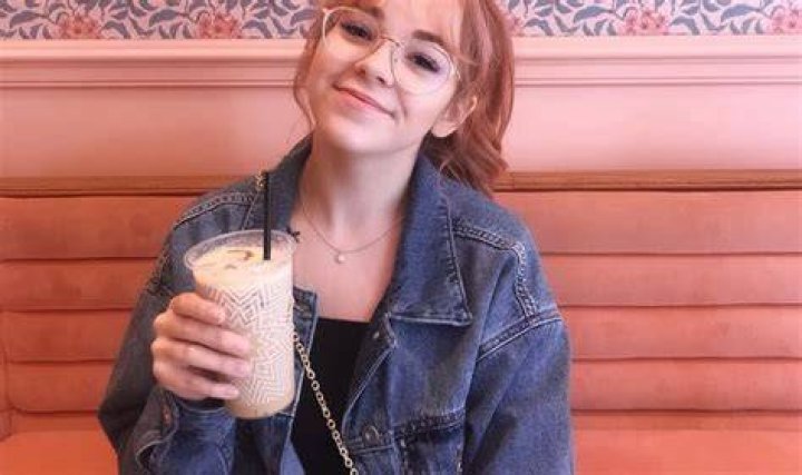 Cari Leigh Bio [Age, Married Husband, Instagram, TikTok, YouTube, Boyfriend, Net Worth, Videos, Wiki & More]