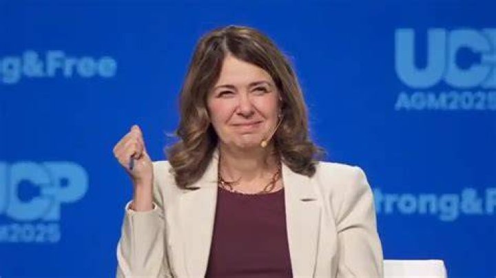 Danielle Smith Biography: Partner, Age, Net Worth, Husband, Children, Twitter, Siblings, Height, Wikipedia, Politics