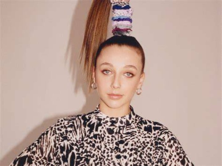Emma Chamberlain Biography: Net Worth, Podcast, Age, Boyfriend, Parents, House, YouTube, Height