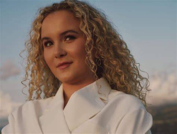 Emma Steinbakken releases her self titled EP