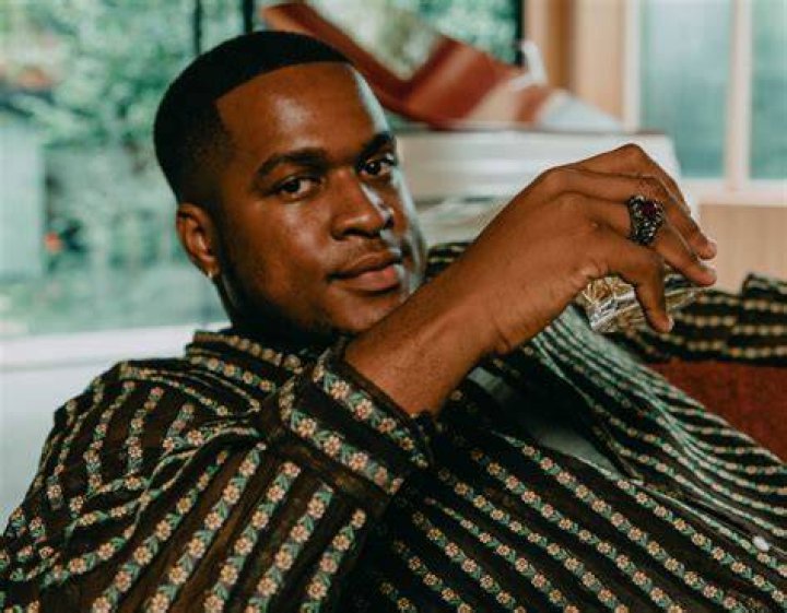 Gabzy celebrates selling out his Somerset House concert by releasing the exquisite slow-jam R&B single titled "Hear Me Out"