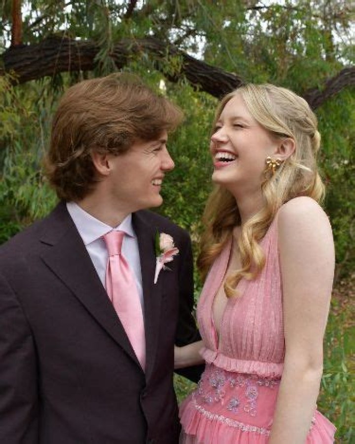 How to balance your busy schedule *and* a relationship in high school