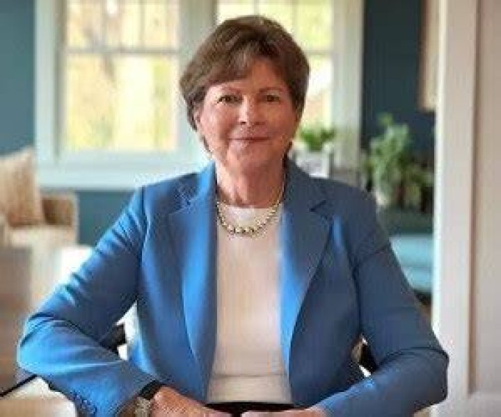 Jeanne Shaheen- Bio, Age, Height, Net Worth, Husband, Marriage