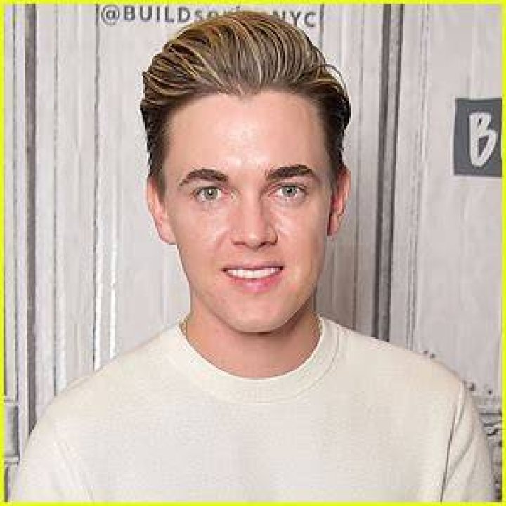Jesse McCartney Releases New Single, 'Friends'