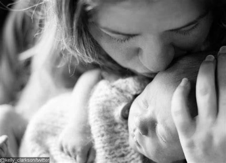 Kelly Clarkson Shares Adorable First Photos of her Newborn Son