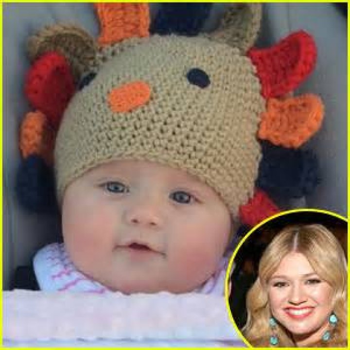 Kelly Clarkson Shares Adorable First Photos of her Newborn Son 2