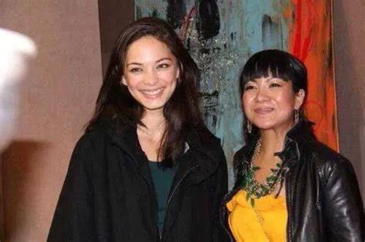 Kristin Kreuk's mother, Deanna Che Biography: Age, Net Worth, Husband, Pictures, Height, Children | TheCityCeleb