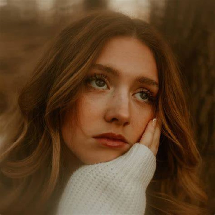 Lennon Stella Shares Video For New Single 'Bad'