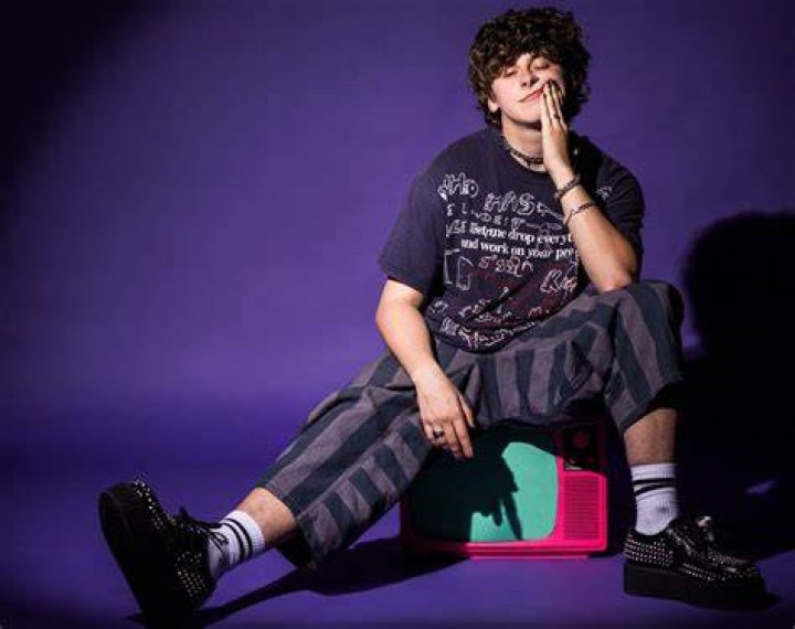 NOAHFINNCE teases biting new single 'Scumbag'
