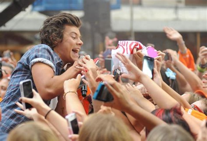 One Direction fans won't stop at nothing to get the new album to N°1 1