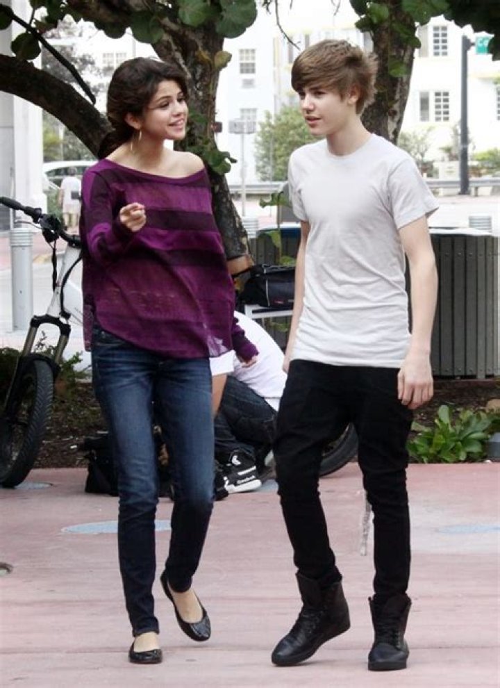 Selena Gomez Dating Justin Bieber: SelGo Begs Biebs For Valentine’s Day Date – Alone On Romantic Holiday?