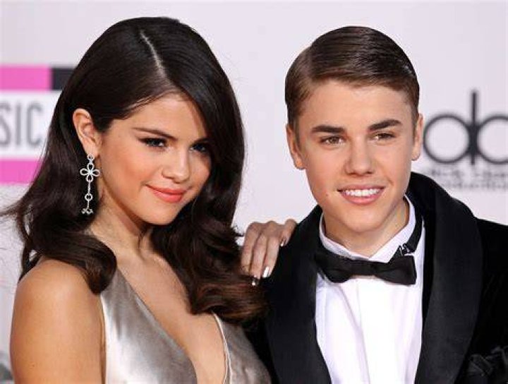Selena Gomez Dating Justin Bieber: SelGo Begs Biebs For Valentine’s Day Date – Alone On Romantic Holiday?