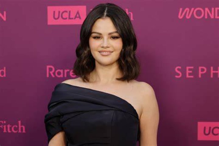 Selena Gomez struggles to find her prince in 'Boyfriend' visual