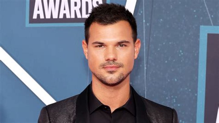 Taylor Lautner Screem Queens