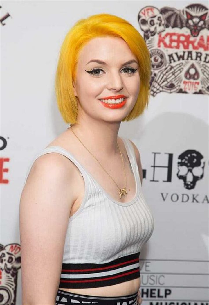 YouTuber 101: Emma Blackery - CelebMix
